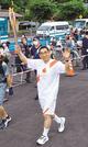 島根県内の「第１走者」として走り出す三輪茂之さん＝島根県津和＝野町鷲原、道の駅津和野温泉なごみの里
