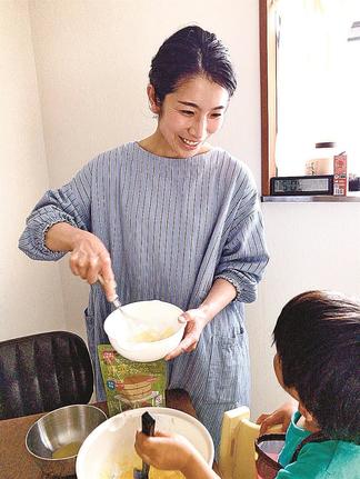 家族とパンケーキを作るしみちゃん（提供）
