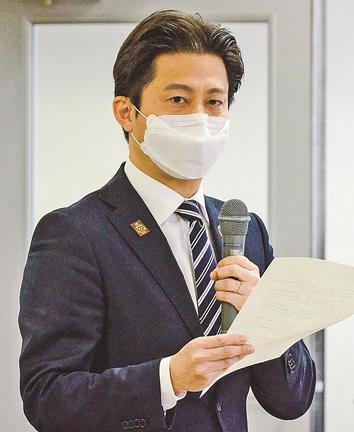 島根原発２号機の再稼働容認を表明する松江市の上定昭仁市長＝松江市議会全員協議会