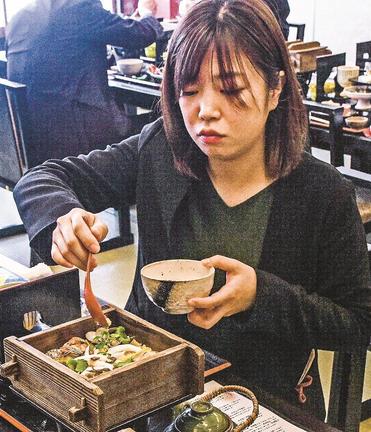 旬のシラウオをふんだんに盛り付けたせいろめしを試食する参加者＝松江市御手船場町、日本料理松江和らく