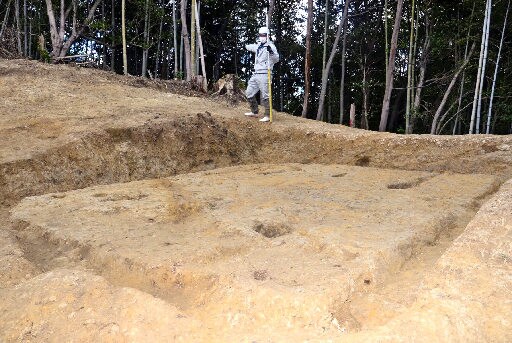 尾根上から出土した竪穴建物跡。眺めを楽しむために建てた可能性があるという=松江市東出雲町揖屋、崎田遺跡