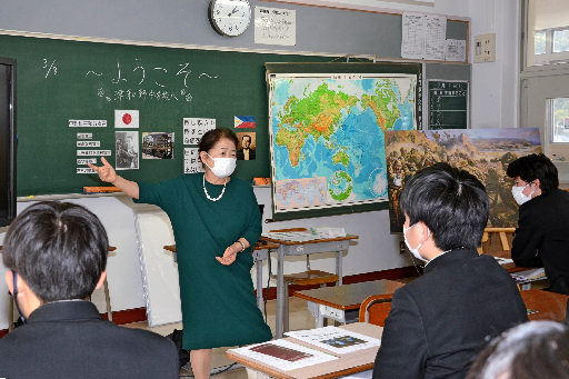 生徒に加納莞蕾の平和への思いを伝える加納佳世子さん＝島根県津和野町町田、津和野中学校