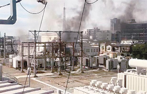火災のあったJR東日本の変電所=10日午後、埼玉県蕨市(近隣住民提供)
