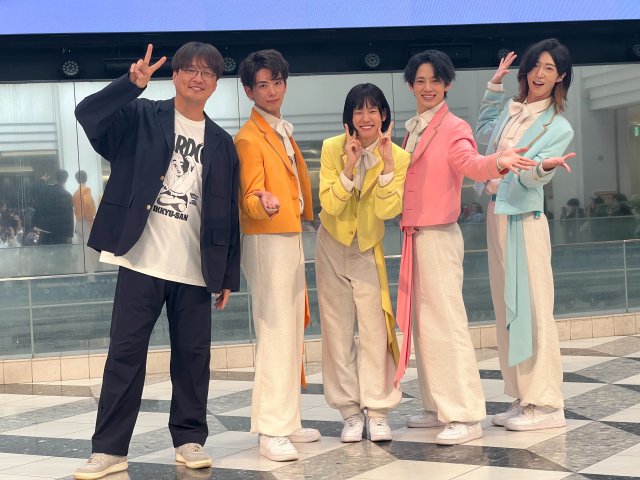 モナキと純烈・酒井一圭(左)