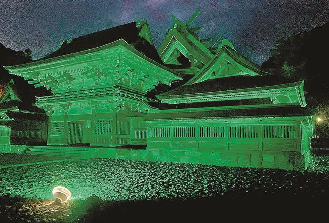 緑色にライトアップされた出雲大社本殿＝出雲市大社町杵築東、出雲大社