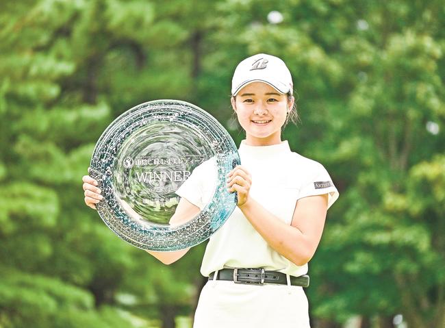 通算１２アンダーで優勝し、ガラス製プレートを手に笑顔を見せる川崎春花＝鳥取県伯耆町丸山、大山平原ゴルフクラブ