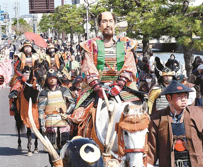 堀尾吉晴役の清原学さん（中央）ら、松江市内を練り歩く武者行列の参加者＝同市殿町