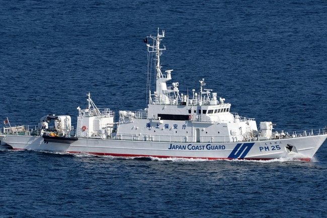 行方不明者の捜索を行う巡視船「えちぜん」(資料)