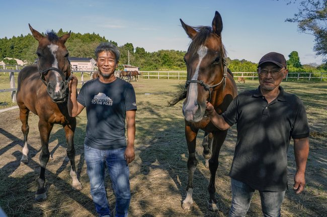 引退馬のための牧場「珠洲ホースパーク」を開いた元調教師の角居勝彦さん（右）∥９月?日、石川県珠洲市の珠洲ホースパーク