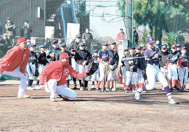 日本生命野球部のバッテリーと対戦する児童＝出雲市大社町北荒木、大社高校