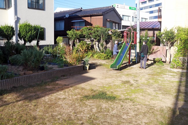 繁華街のにぎわいをよそに昼も夜も静かな伊勢宮児童遊園地＝松江市伊勢宮町