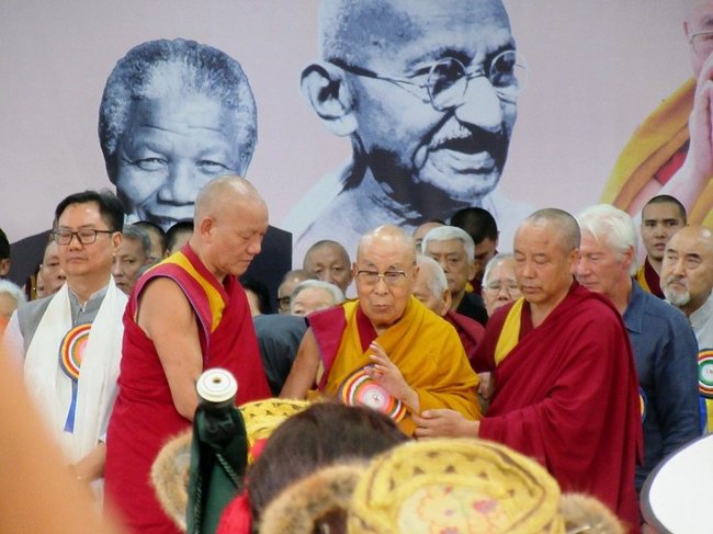 ９０歳の祝賀式典に出席するダライ・ラマ１４世（中央）＝６日、インド・ダラムサラ（共同）