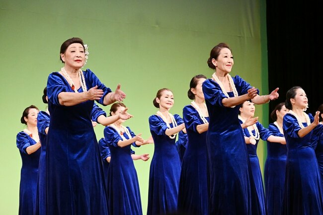 昨年の米子市民余芸大会に出演したフラ ハラウ ピカケ テルヌマのメンバー