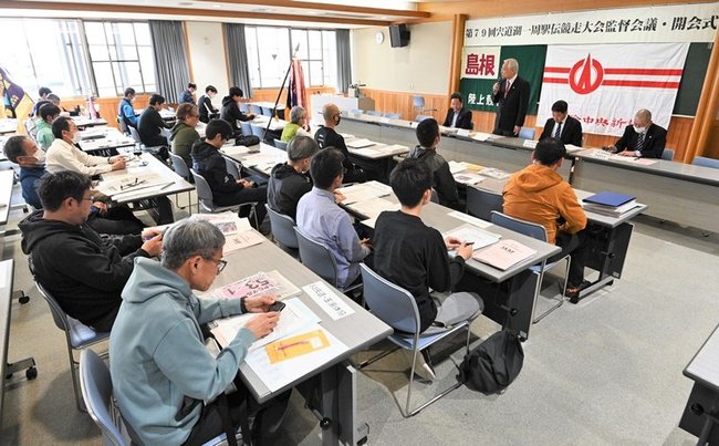 監督会議でレース時の申し合わせ事項を確認する出場チームの関係者
