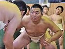 真剣なまなざしで稽古に取り組む中田総志さん＝島根県隠岐の島町郡