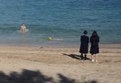 寒いのに海水浴をする生徒たち