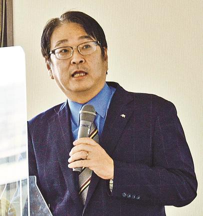 節約術について説明するアクサ生命保険の大和成吉山陰支社長＝出雲市塩冶有原町２丁目、出雲市民会館