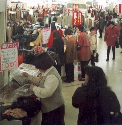 2000年２月末で閉店した一畑百貨店出雲店。 店じまいを惜しむ買い物客でにぎわう＝出雲市今市町