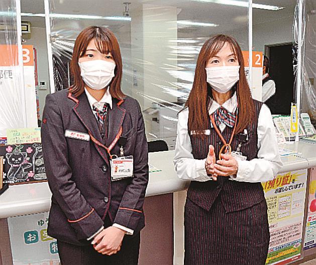 窓口での応対の様子を振り返る、西村実梨さん（左）と吉田優子さん＝鳥取県江府町江尾、江尾郵便局
