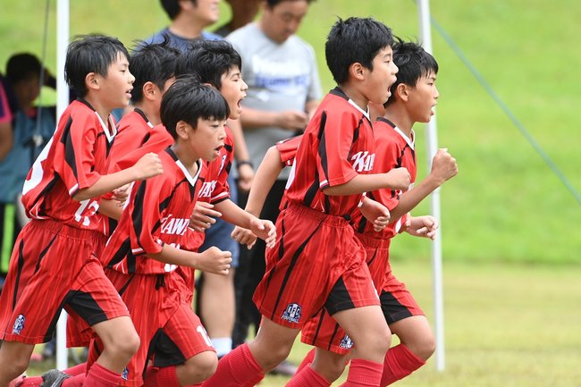 準決勝 川津ー東出雲 　気合い十分にピッチに飛び出す＝益田市美都町朝倉、ひだまりパークみと