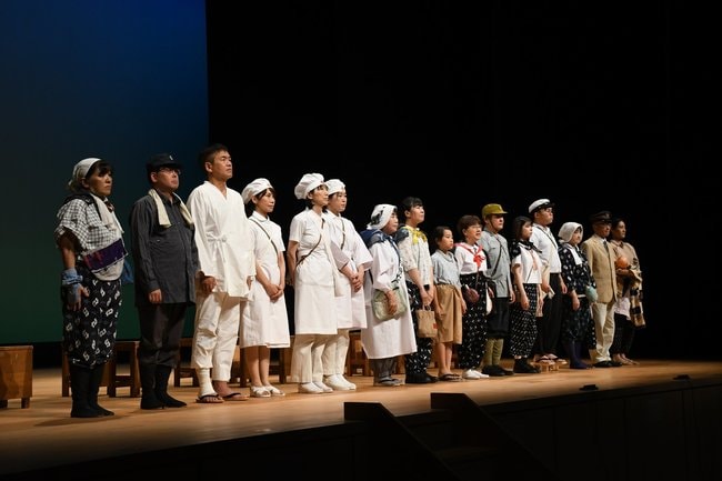 平和への願いを込め、「大山口列車空襲」の惨事を伝える「演劇集団あり」のメンバー＝９日、境港市上道町の市民交流センター「みなとテラス」