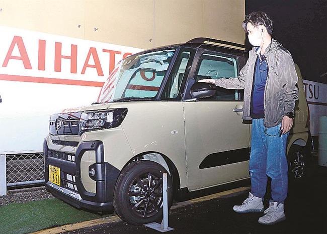 ダイハツの車を扱っている島根県東部の販売店の展示場。不正を受け、スタッフは顧客対応に追われている