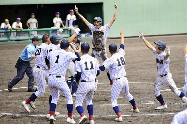サヨナラ勝ちで甲子園出場を決め、喜びを爆発させる鳥取城北の選手たち＝25日、鳥取市・ヤマタスポーツパーク野球場