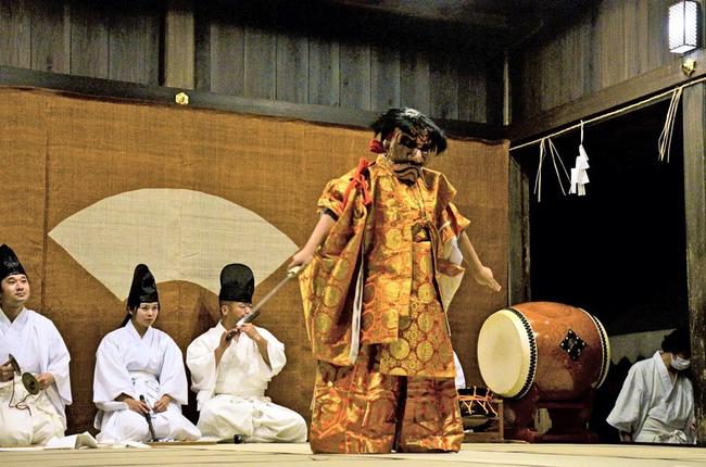 大山祇命を演じ悪霊退散の舞を披露する平塚康人君＝松江市佐陀宮内、佐太神社