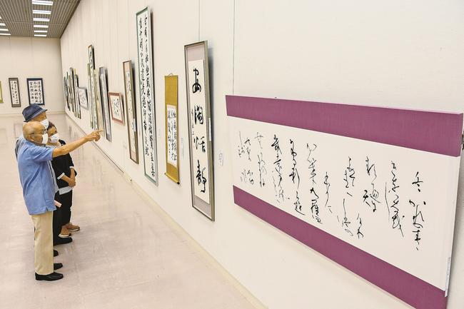 作品を熱心に鑑賞する来館者ら＝松江市袖師町、島根県立美術館