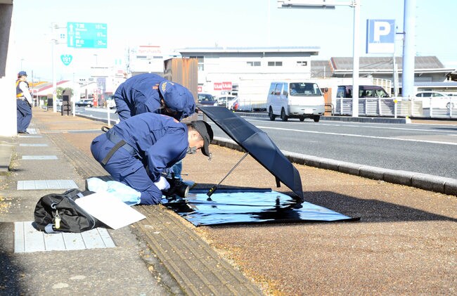 現場付近で鑑識を進める署員＝２５日午前９時ごろ、益田市中吉田町