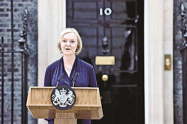 ２０日、英ロンドンの首相官邸前で辞意を表明するトラス首相（ゲッティ＝共同）