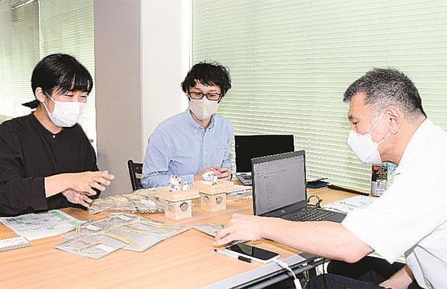 バイヤー（右）に商品を紹介する事業者＝米子市末広町、市文化ホール