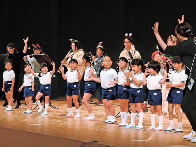 サンバの演奏に合わせて踊る幼稚園児=益田市有明町、島根県芸術文化センター・グラントワ