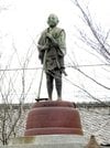 広田亀治の銅像＝安来市荒島町の亀治公園