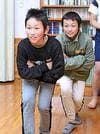家での練習を再現する藤原蒼天君（奥）と湊人君（手前）＝出雲市佐田町八幡原、窪田コミュニティセンター