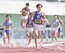 男子３０００㍍障害　８分３２秒４７で優勝した三浦龍司（手前）＝熊谷スポーツ文化公園陸上競技場