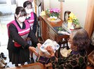 購入した品を利用者に届ける生徒（左）＝島根県吉賀町六日市