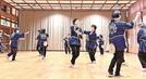 石見銀山捲き上げ節を踊る地元住民＝大田市大森町、町並み交流センター（梶谷朱美教授提供）