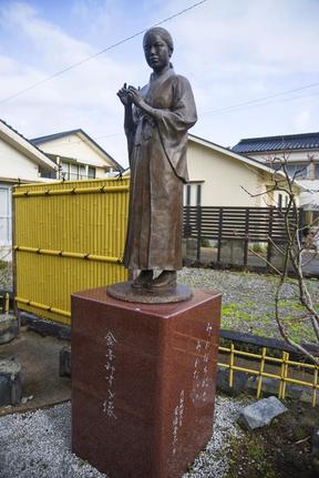 金子みすゞのブロンズ像＝山口県長門市