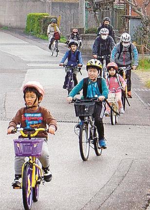 春の気配を感じながらペダルをこぐ参加者