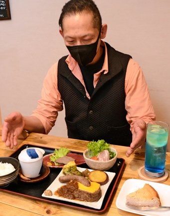 桜色のチーズケーキなど期間限定メニューをＰＲする永田俊介代表＝鳥取県南部町天萬、キッチンてま里