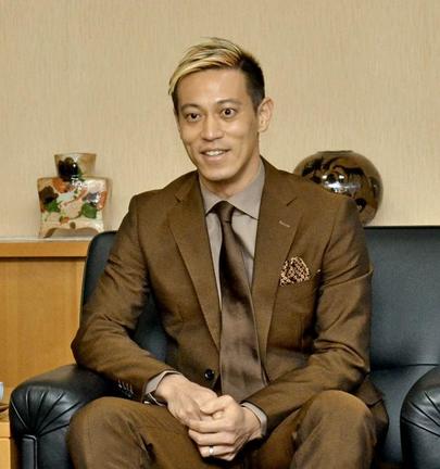 スポーツ格差是正のための新事業について熱く語る本田圭佑選手＝松江市殿町、山陰中央新報社