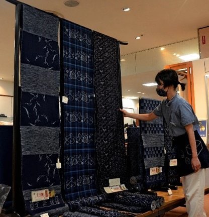 さまざまな模様が施された弓浜絣の反物＝米子市西福原２丁目、米子天しんまち満屋