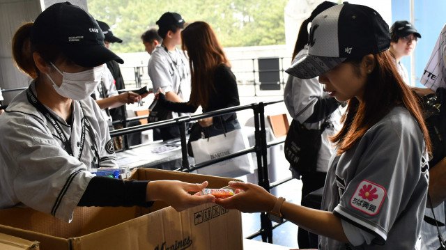 千葉ロッテ、27日の開幕戦に『キシリトールガム』配布(写真は昨年の様子)