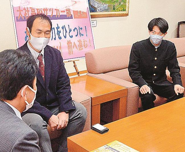 飯塚俊之市長（左）に大会での健闘を誓う大社高校サッカー部の角凌太主将（右）＝出雲市今市町