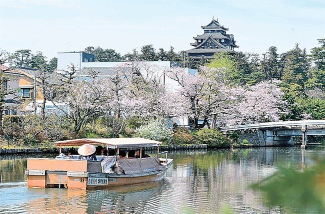 堀川遊覧船と松江城＝松江市北堀町