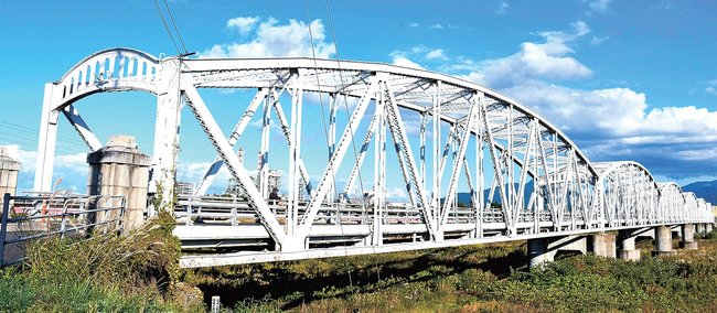 存廃が議論されている日野橋＝米子市車尾６丁目