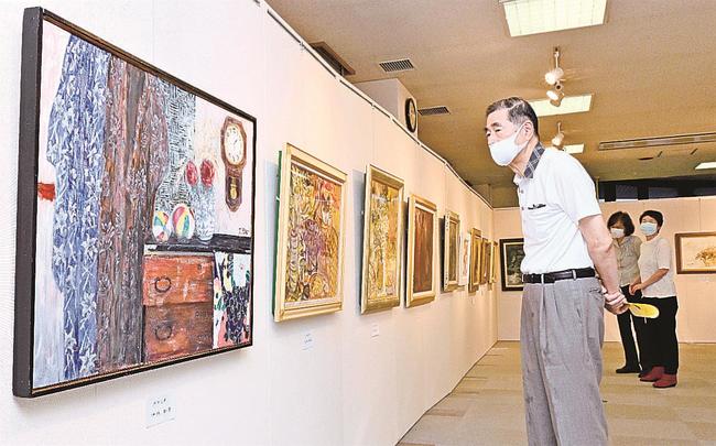 作品を鑑賞する来場者＝松江市東朝日町、中国電力ふれあいホール