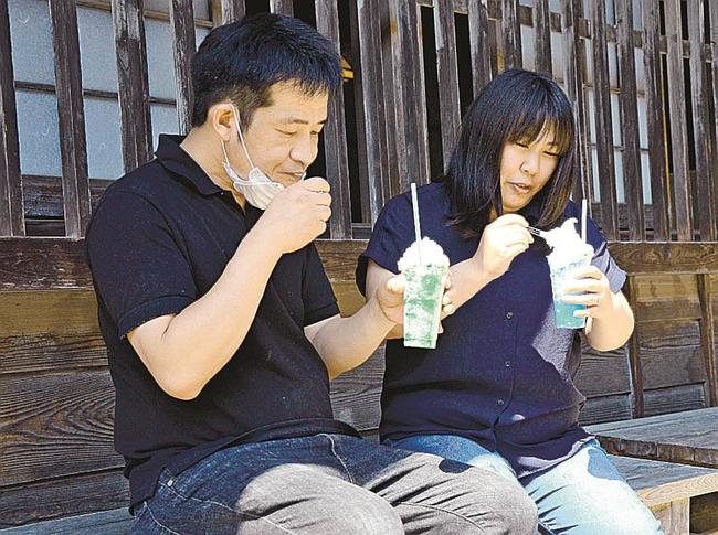 涼を求め、アイスクリームを食べる観光客＝１０日午後２時半ごろ、松江市内