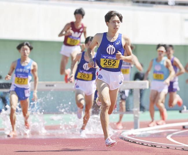 男子３０００㍍障害　８分３２秒４７で優勝した三浦龍司（手前）＝熊谷スポーツ文化公園陸上競技場